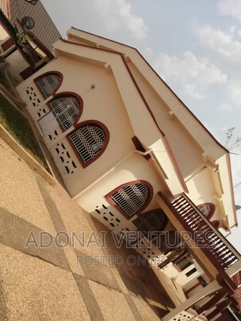 8bdrm House in Kotei Deduako, Kumasi Metropolitan for sale