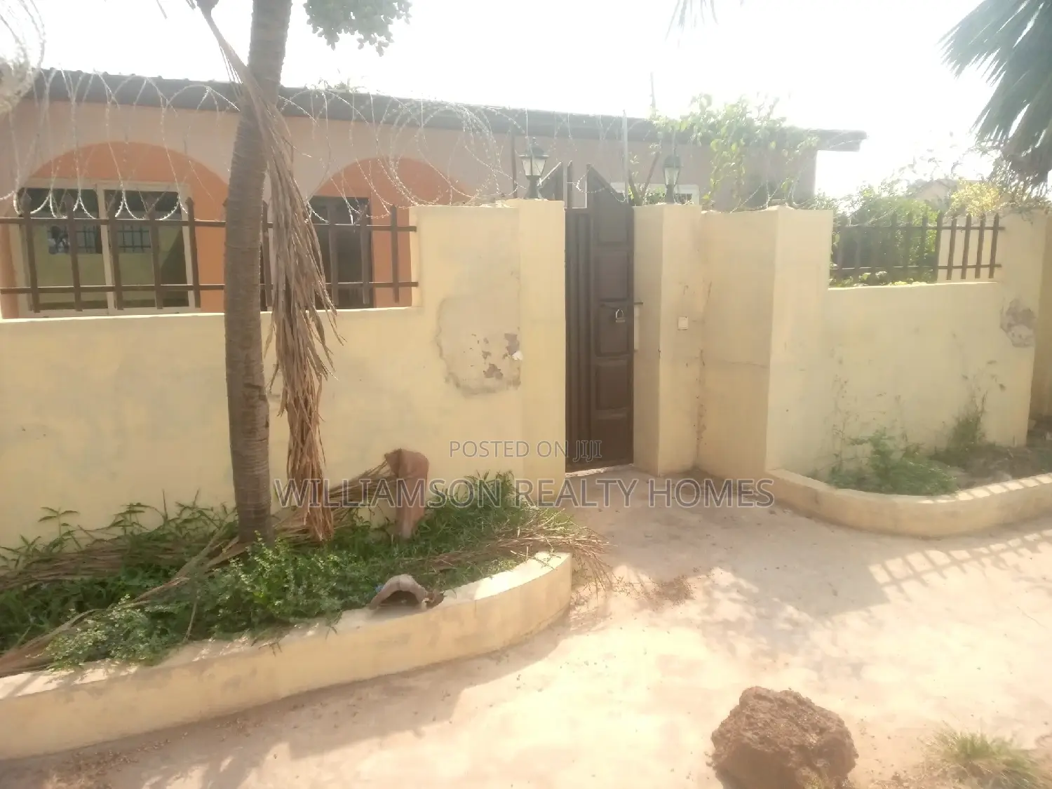Commercial 2bedrms Detached Selfcompound Hse4rent,Spintex