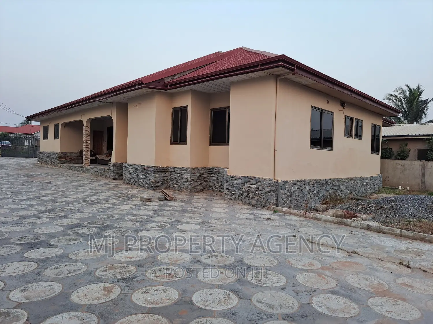 5bdrm House in Dawhenya, Tema Metropolitan for sale