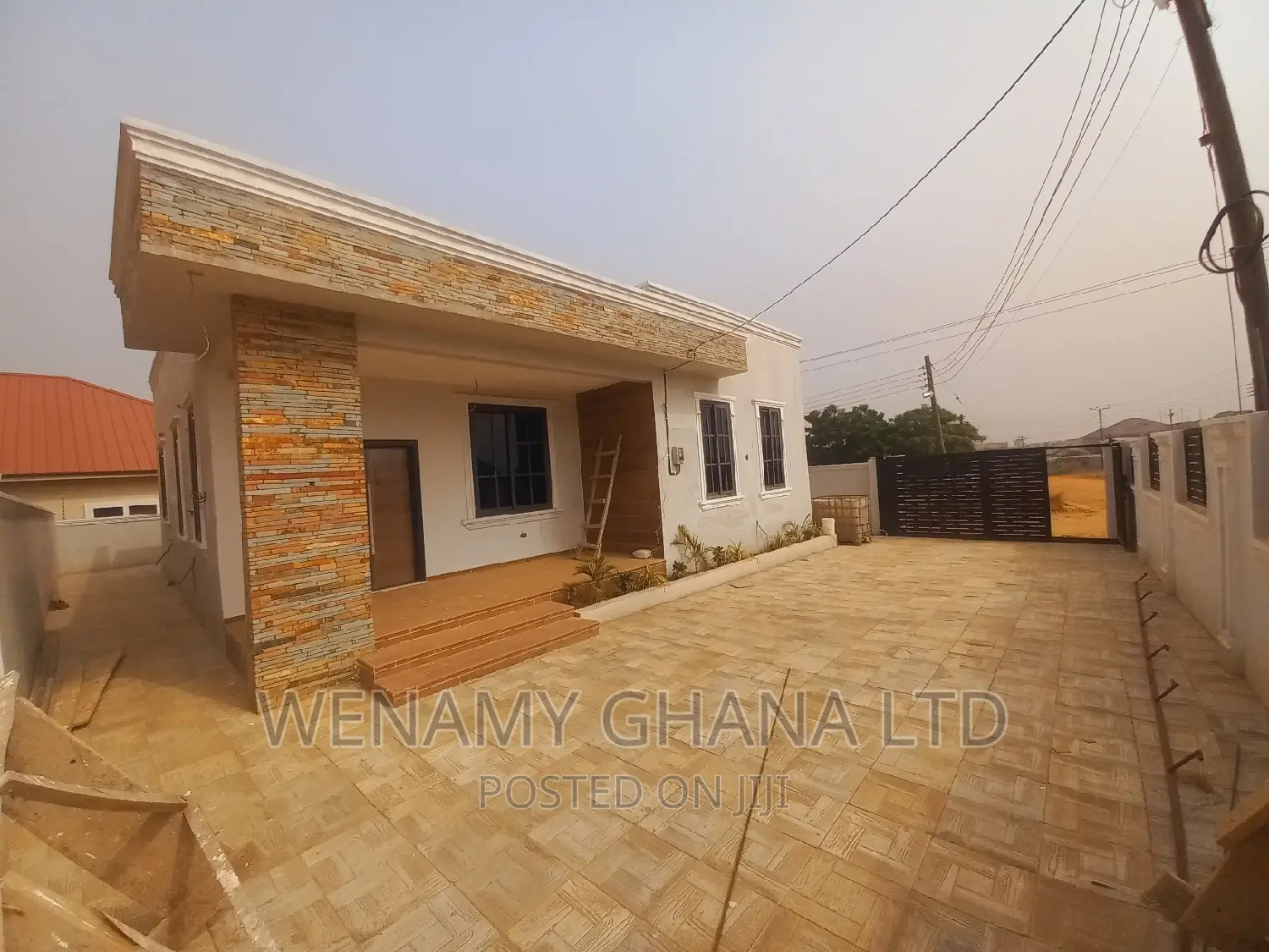 3bdrm House in Community 25, Tema Metropolitan for sale