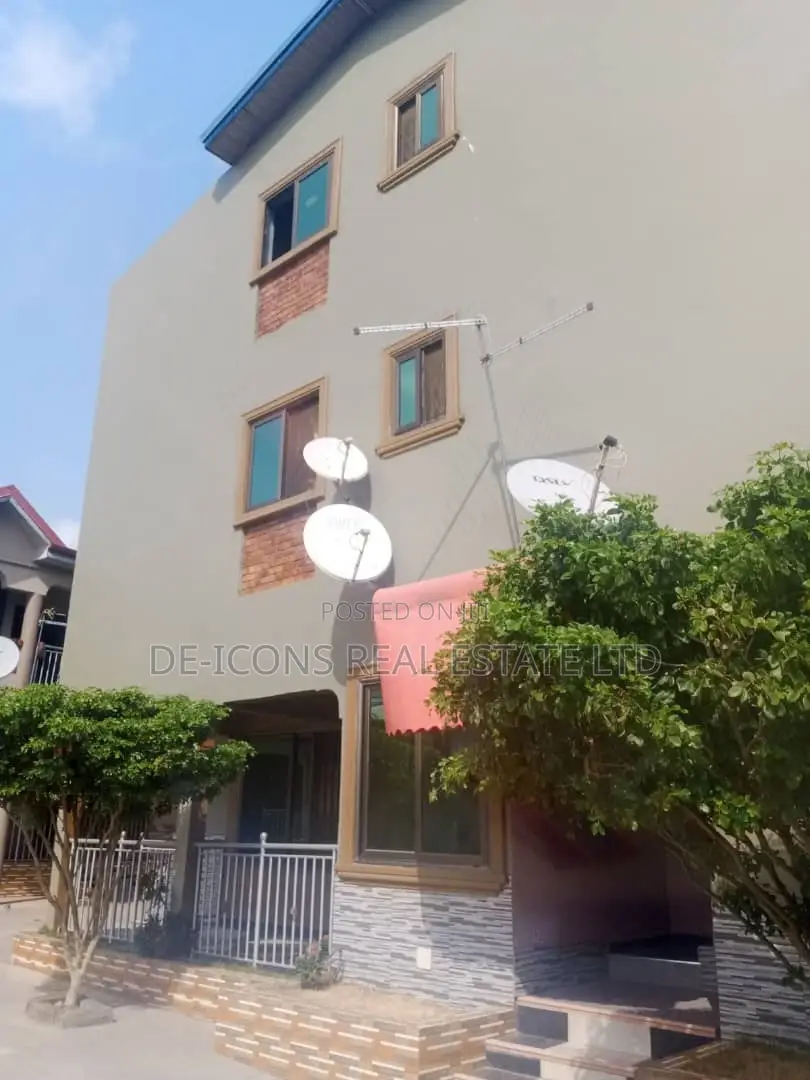 1bdrm Duplex in De-Icons Real Estate, Awutu Senya East Municipal