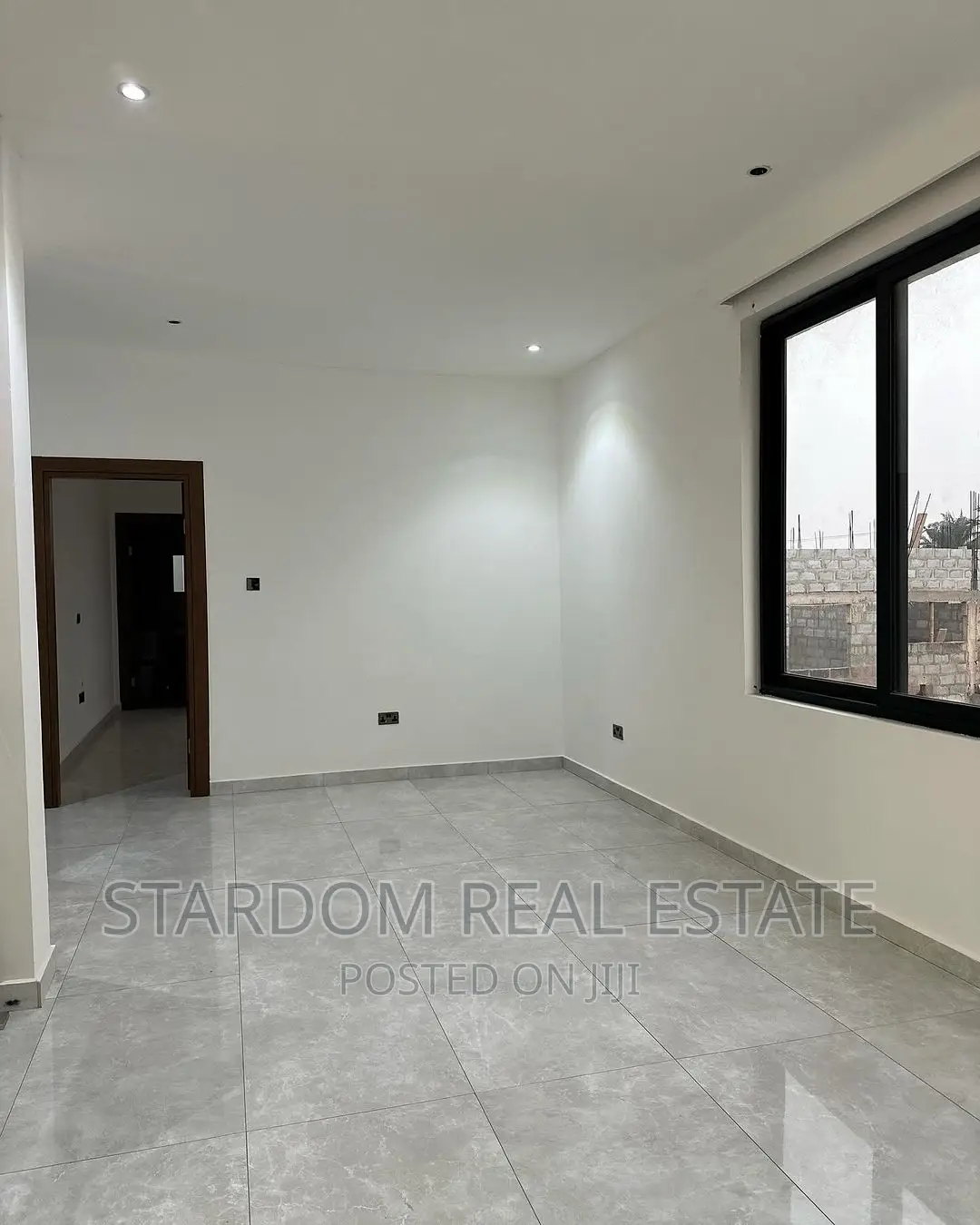 3bdrm Duplex in School Junction for rent