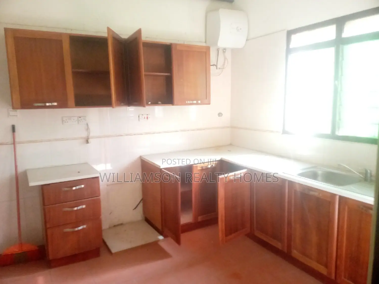 6bdrm House in Community 20 Estate, Spintex for rent