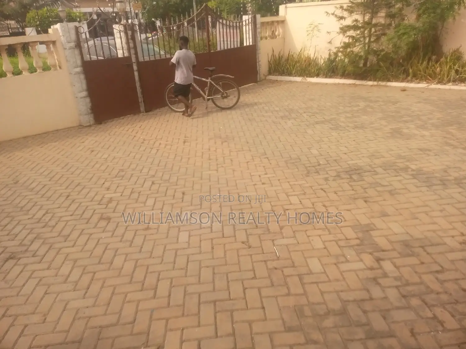 6bdrm House in Community 20 Estate, Spintex for rent