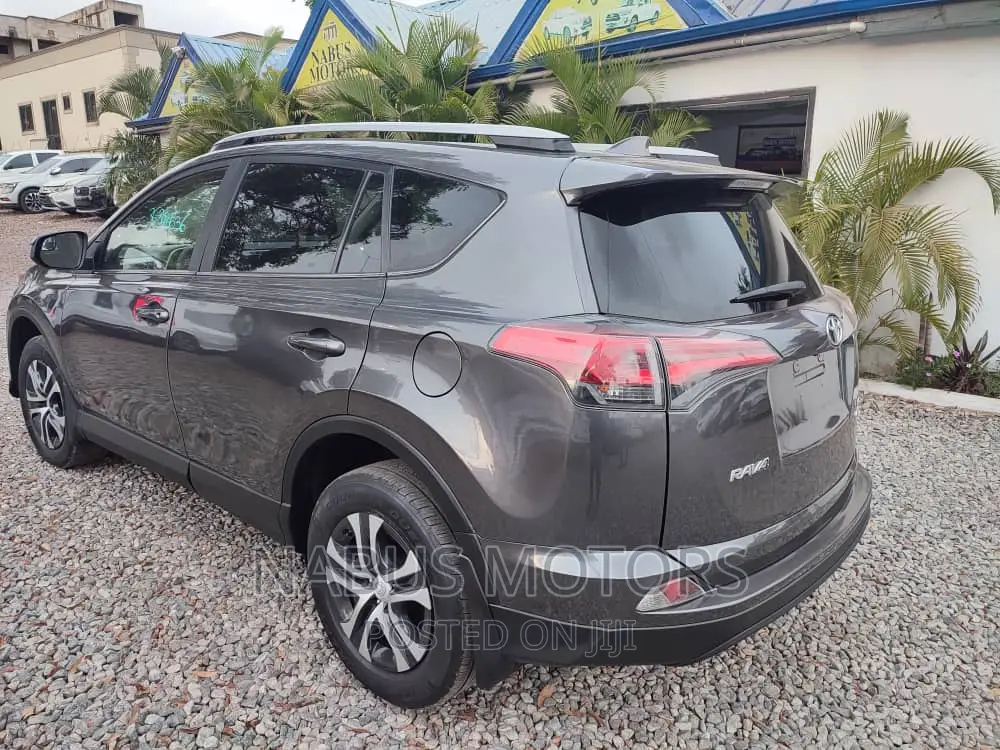 Toyota RAV4 LE 4dr SUV AWD (2.5L 4cyl 6A) 2018 Gray