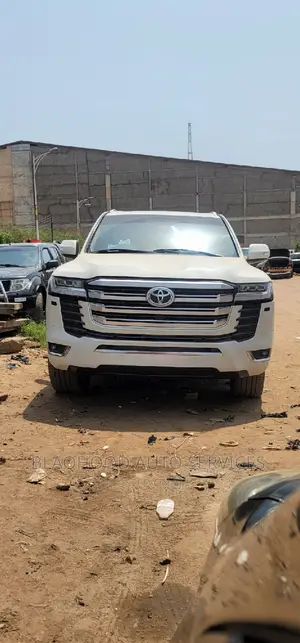 Toyota Land Cruiser V8 2022 FULL BODY FACELIFT in Stock