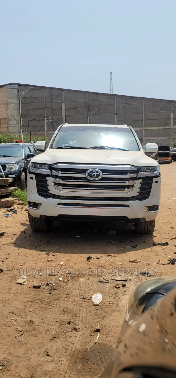 Toyota Land Cruiser V8 2022 FULL BODY FACELIFT in Stock