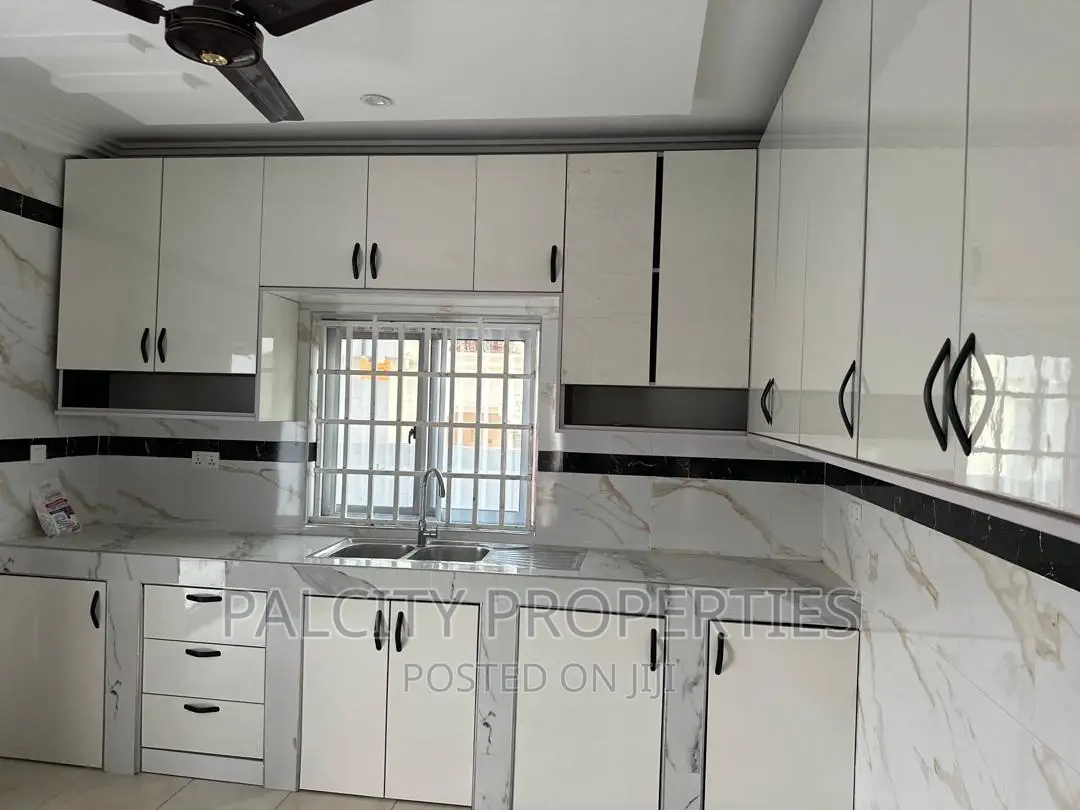 5bdrm House in Ahodwo Daban, Kumasi Metropolitan for sale