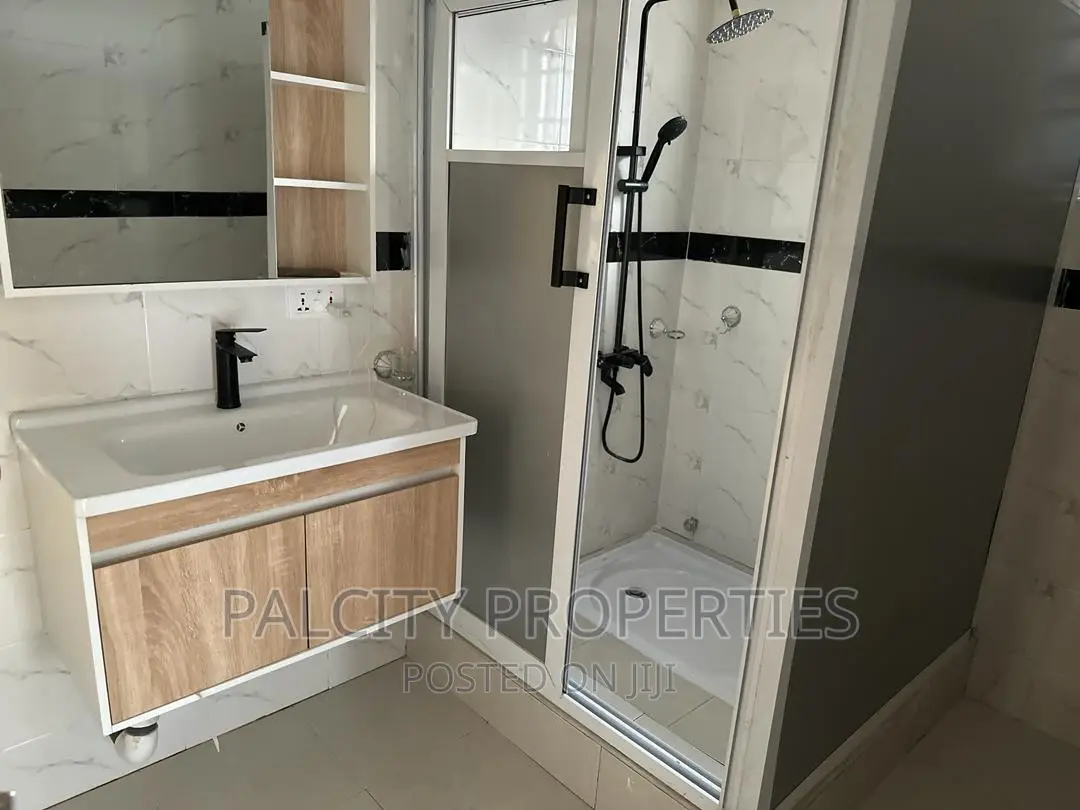5bdrm House in Ahodwo Daban, Kumasi Metropolitan for sale