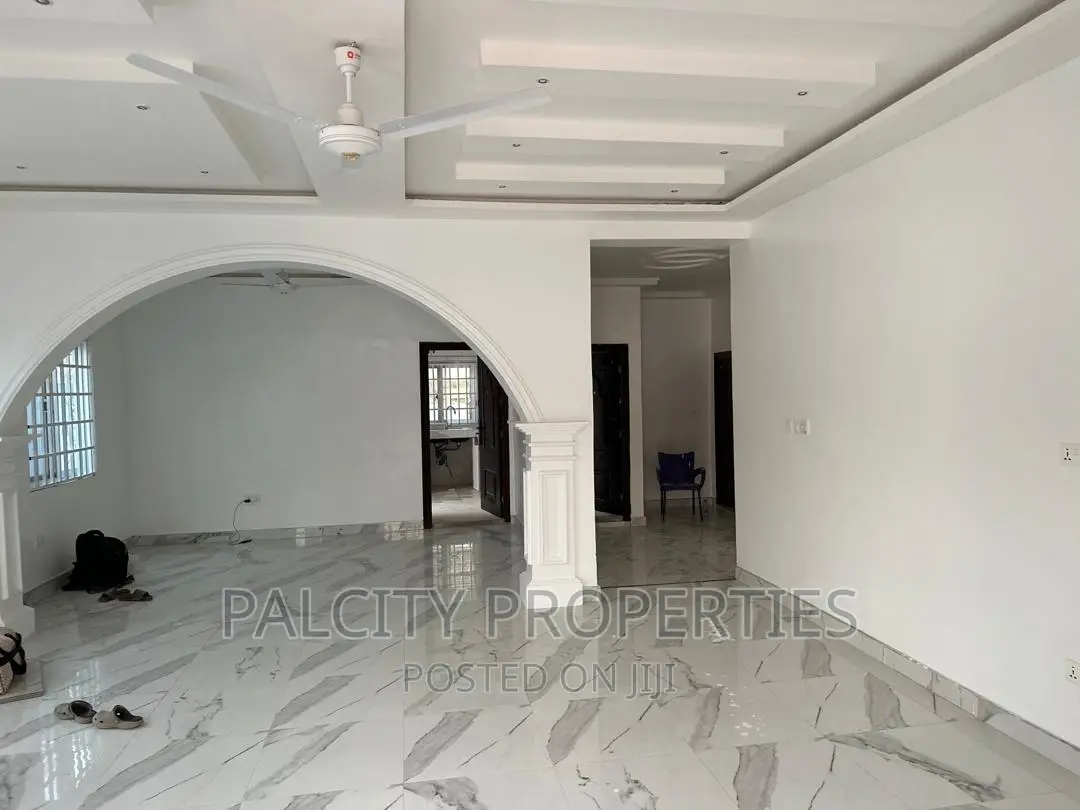5bdrm House in Ahodwo Daban, Kumasi Metropolitan for sale