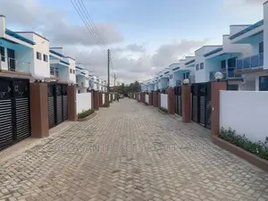 3bdrm Duplex in Pleasantplaces, Ashomang Estate for rent