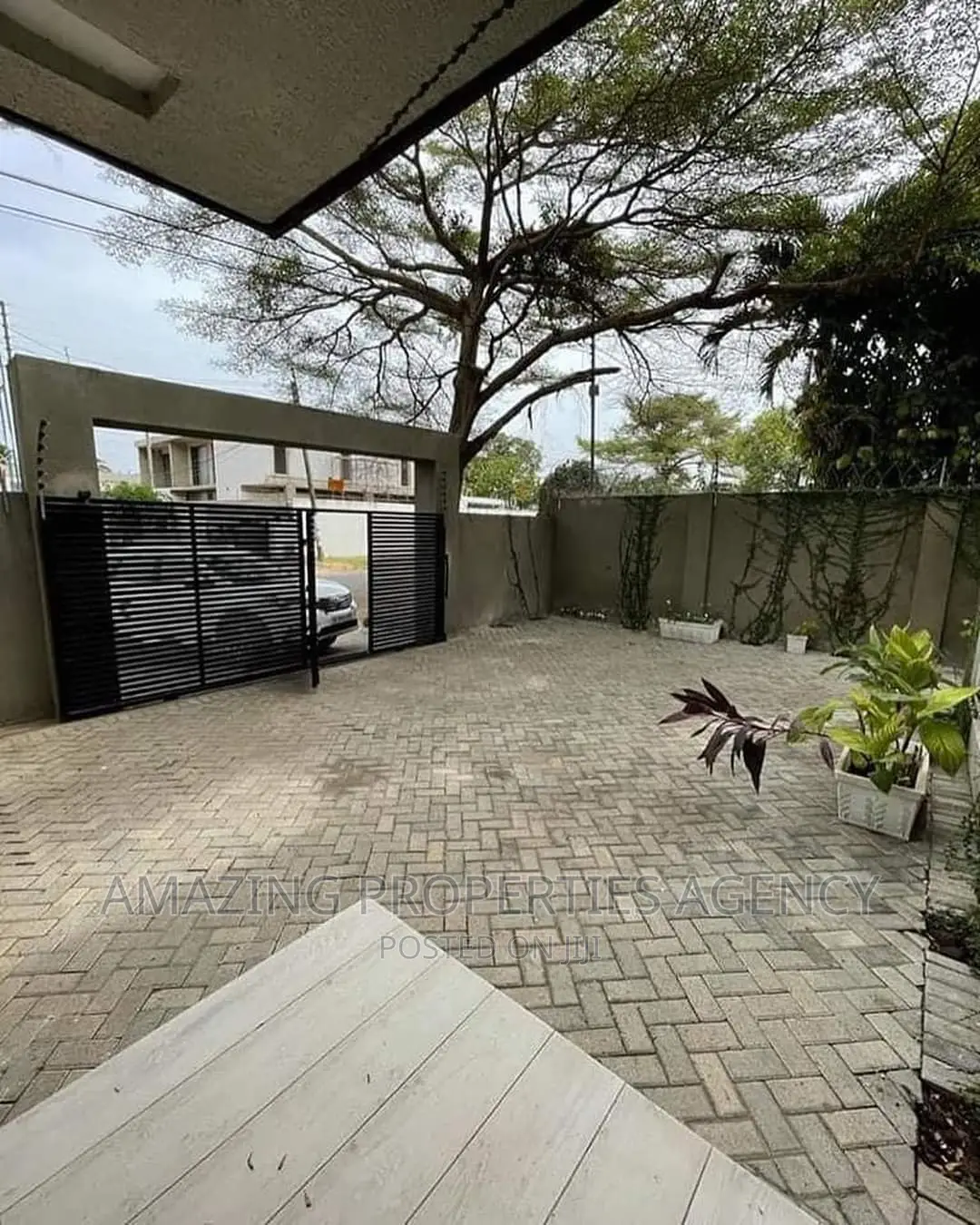 Furnished 4bdrm House in 4 Bedroom House With, Labone for sale