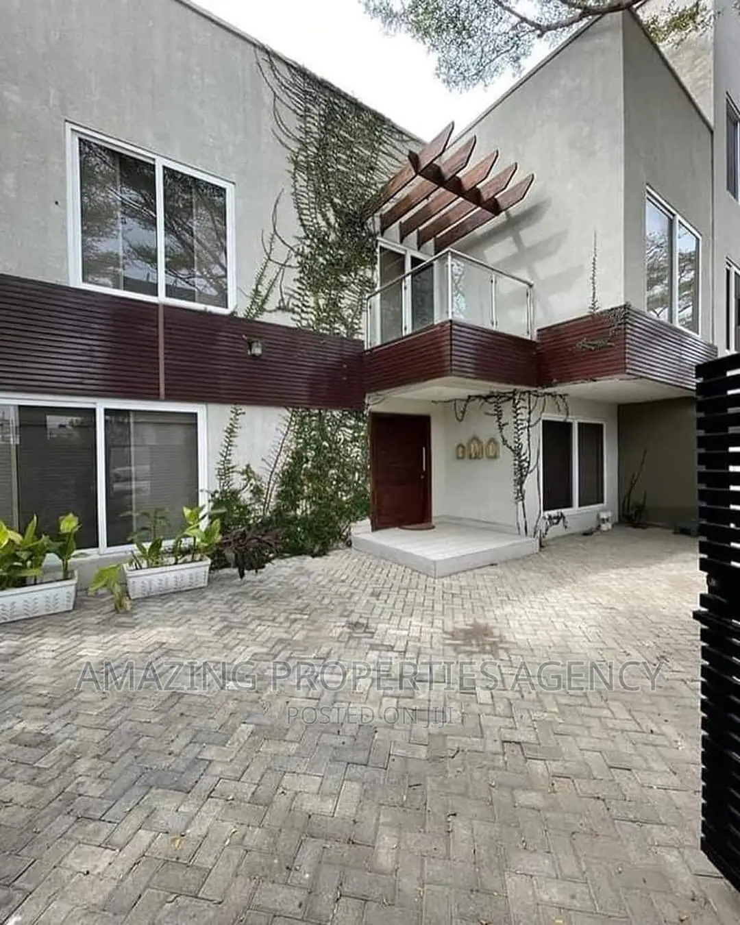 Furnished 4bdrm House in 4 Bedroom House With, Labone for sale