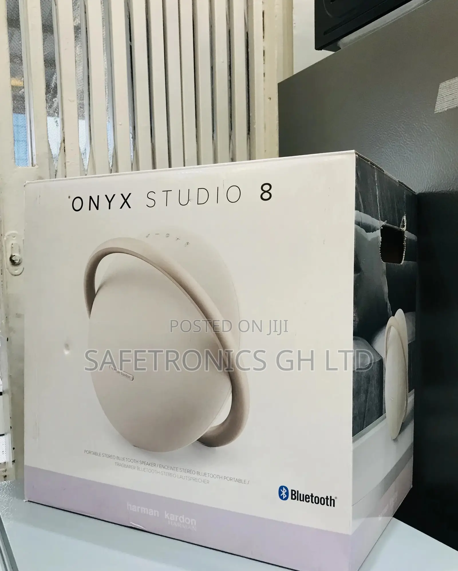 Studio 8 Harman Kardon Onyx Bluetooth Electric Gold Speaker