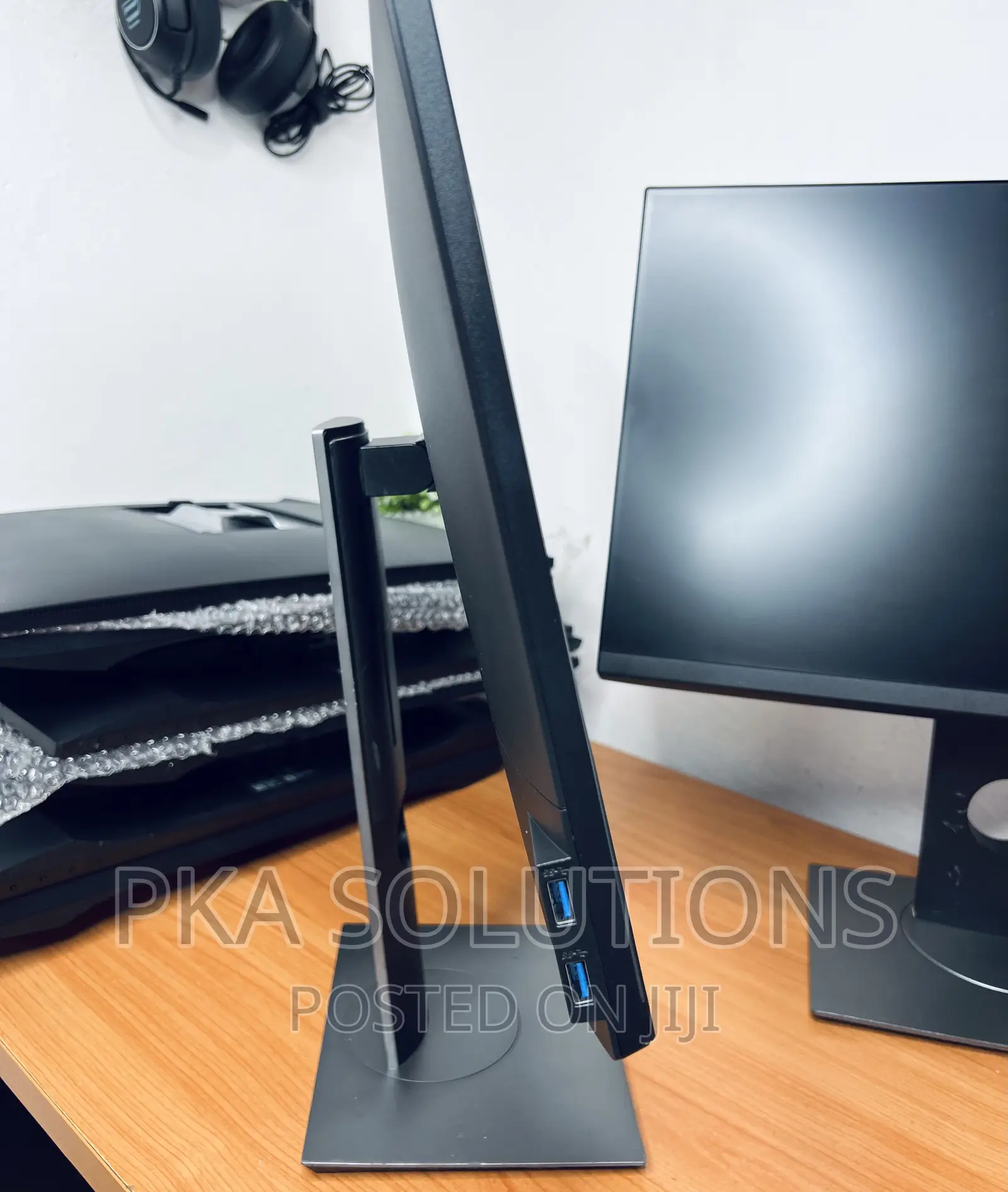 Edgeless 23 Inches Dell Monitor.