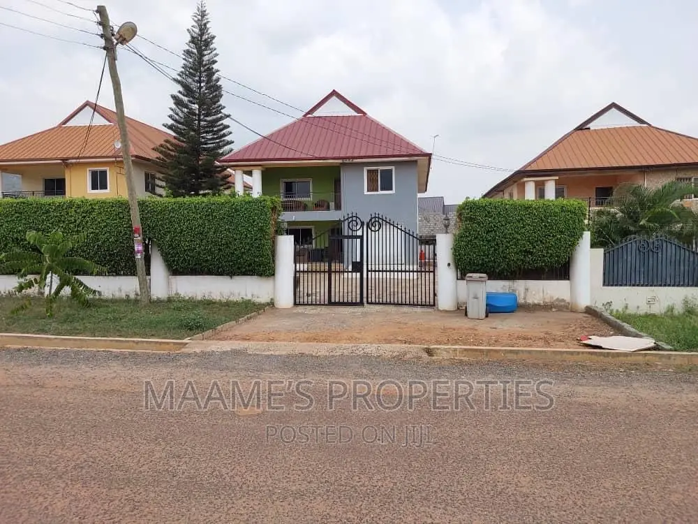 5bdrm Duplex in Oyarifa for sale