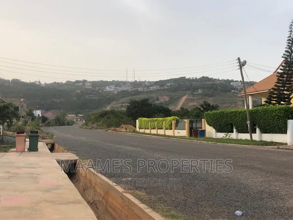 5bdrm Duplex in Oyarifa for sale