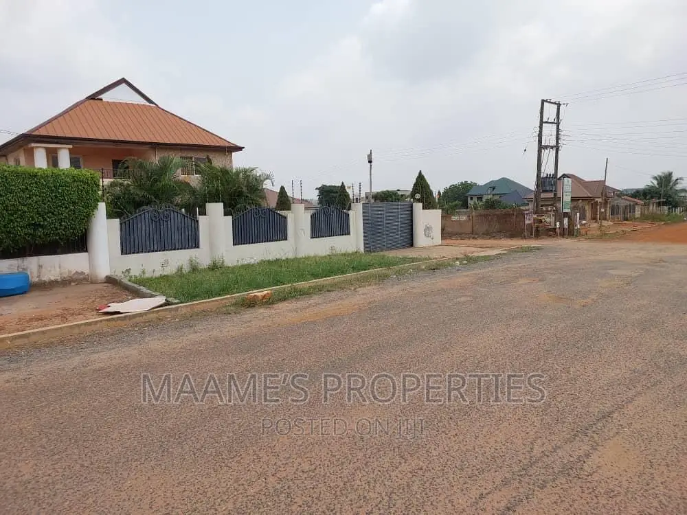 5bdrm Duplex in Oyarifa for sale