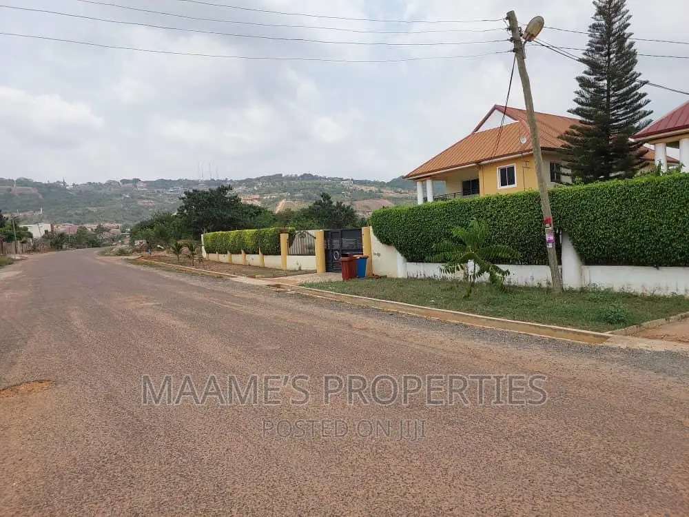5bdrm Duplex in Oyarifa for sale