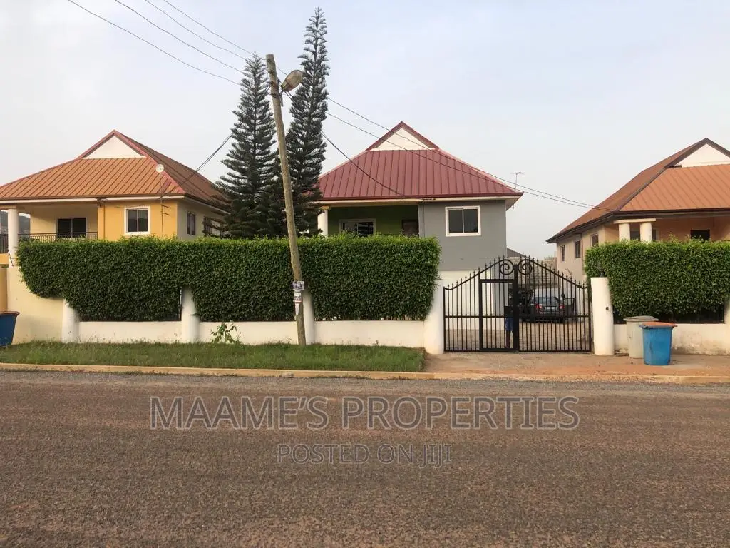 5bdrm Duplex in Oyarifa for sale