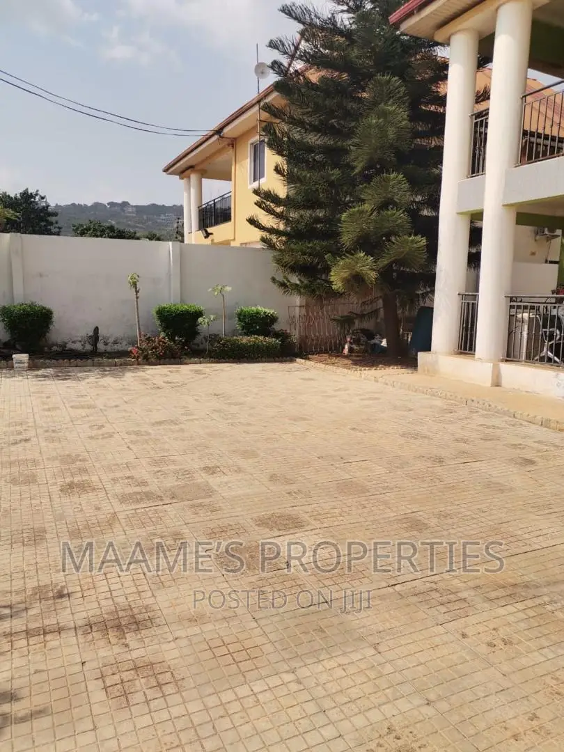 5bdrm Duplex in Oyarifa for sale