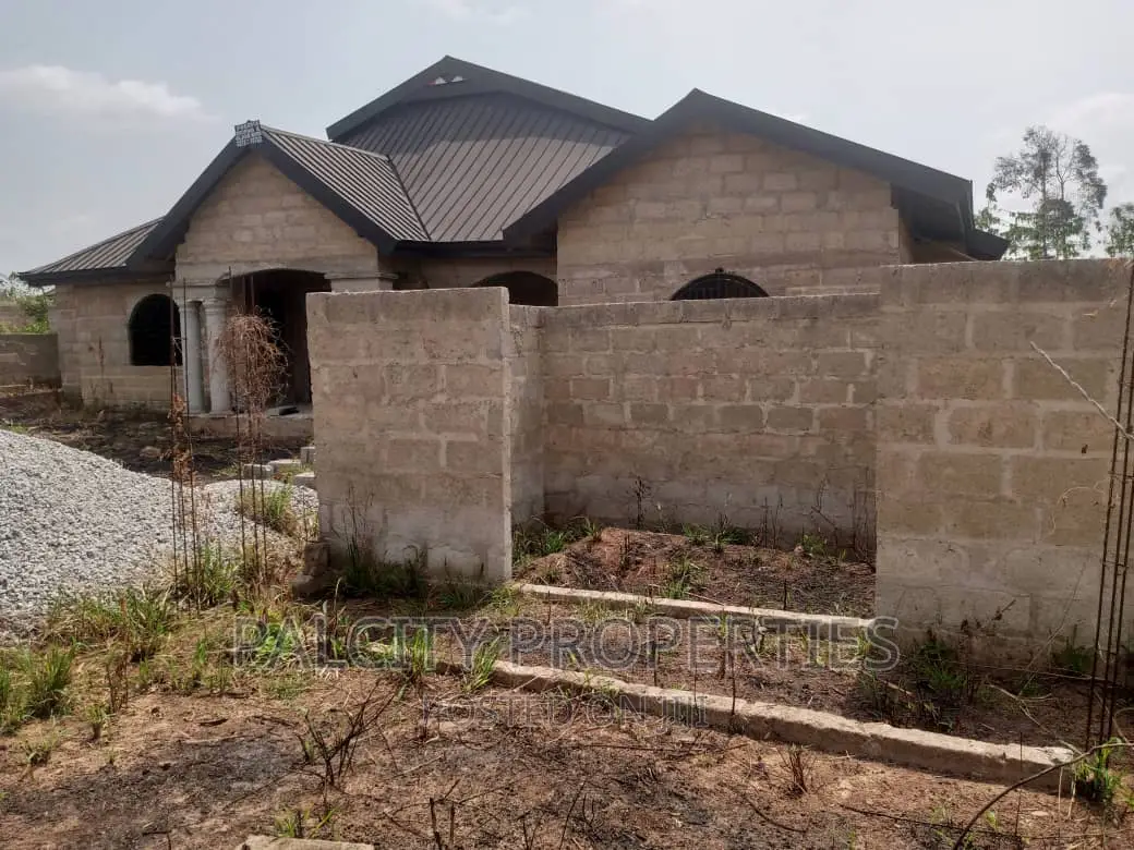 6bdrm House in Adumakase-Kese, Kumasi Metropolitan for sale
