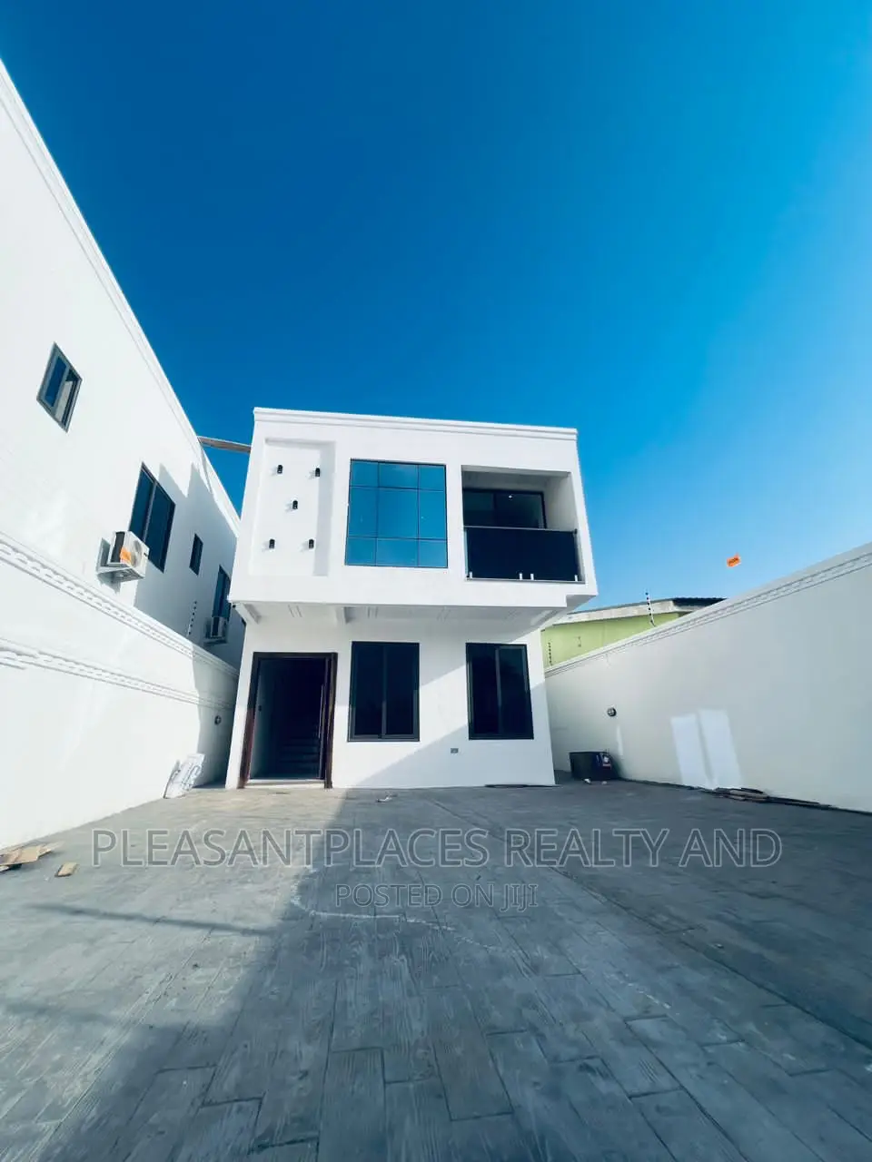 4bdrm Duplex in Pleasantplaces, School Junction for sale