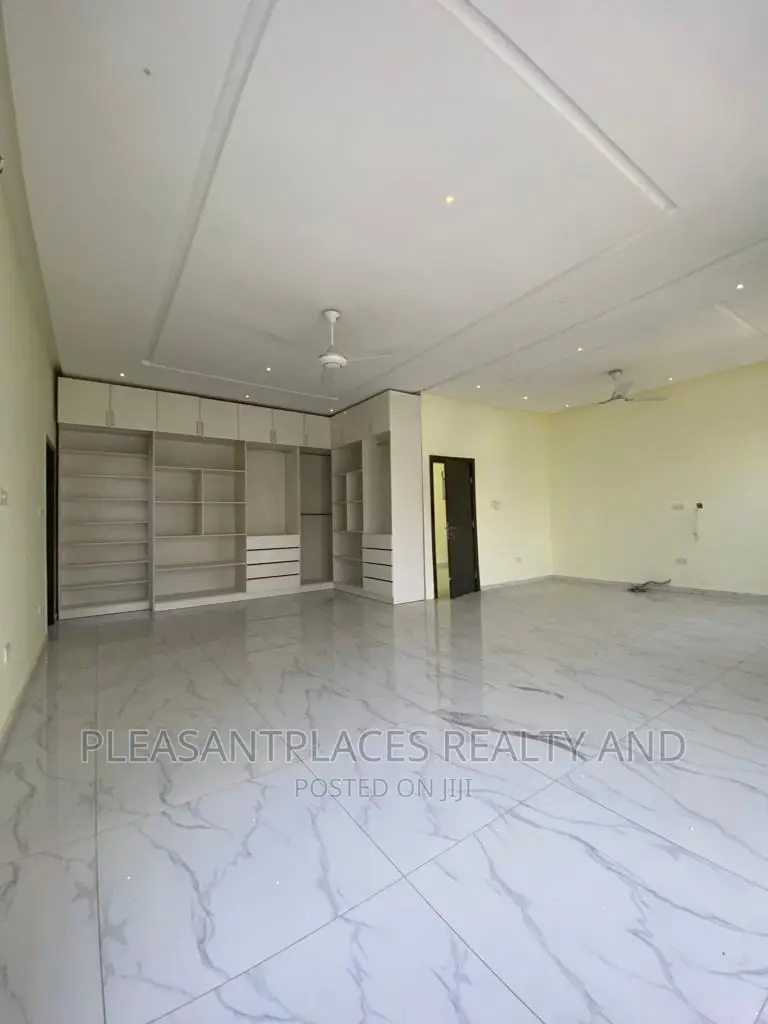 4bdrm Duplex in Pleasantplaces, East Legon for rent