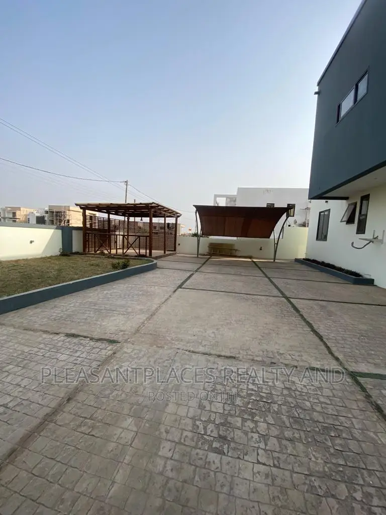 4bdrm Duplex in Pleasantplaces, East Legon for rent
