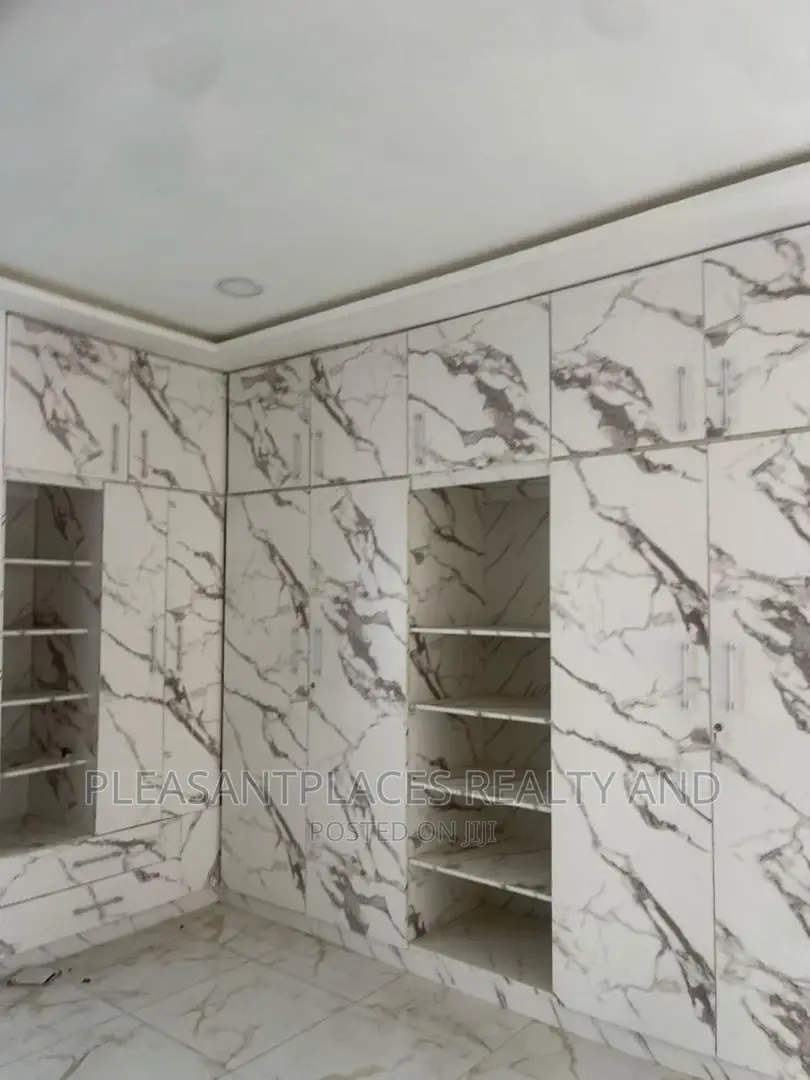 4bdrm Duplex in Pleasantplaces, Lake Side Estate for sale