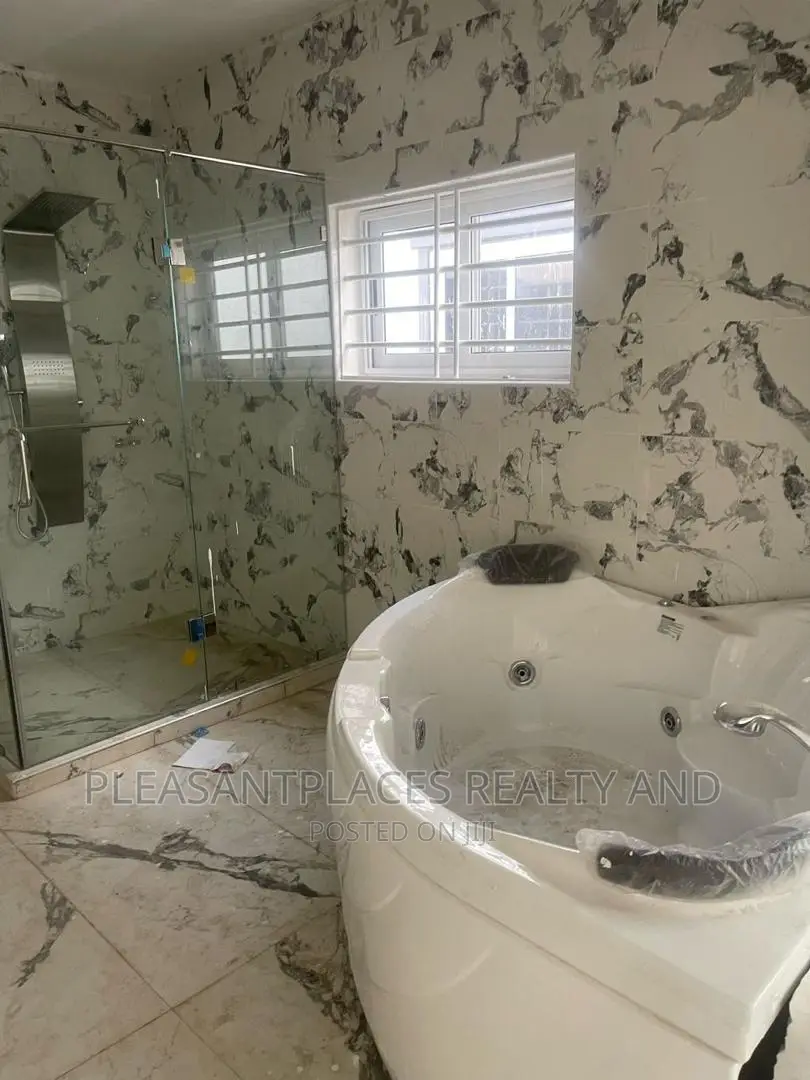 4bdrm Duplex in Pleasantplaces, Lake Side Estate for sale