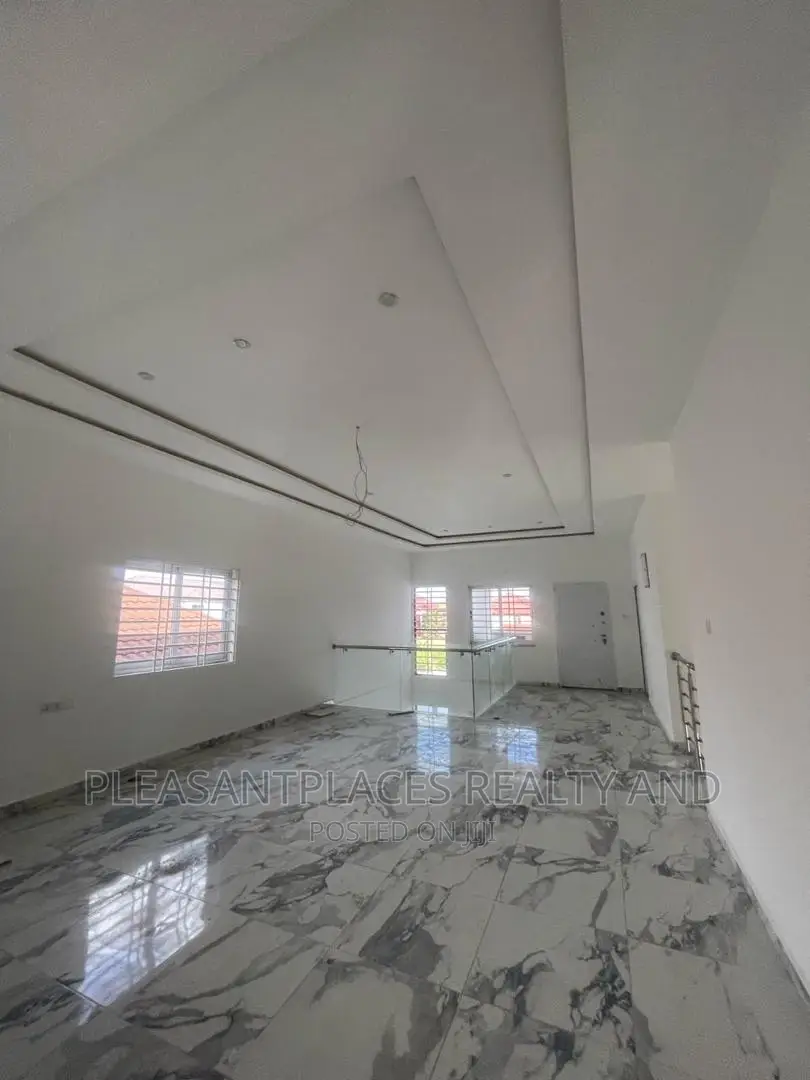 4bdrm Duplex in Pleasantplaces, Lake Side Estate for sale