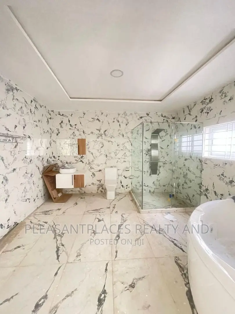 4bdrm Duplex in Pleasantplaces, Lake Side Estate for sale