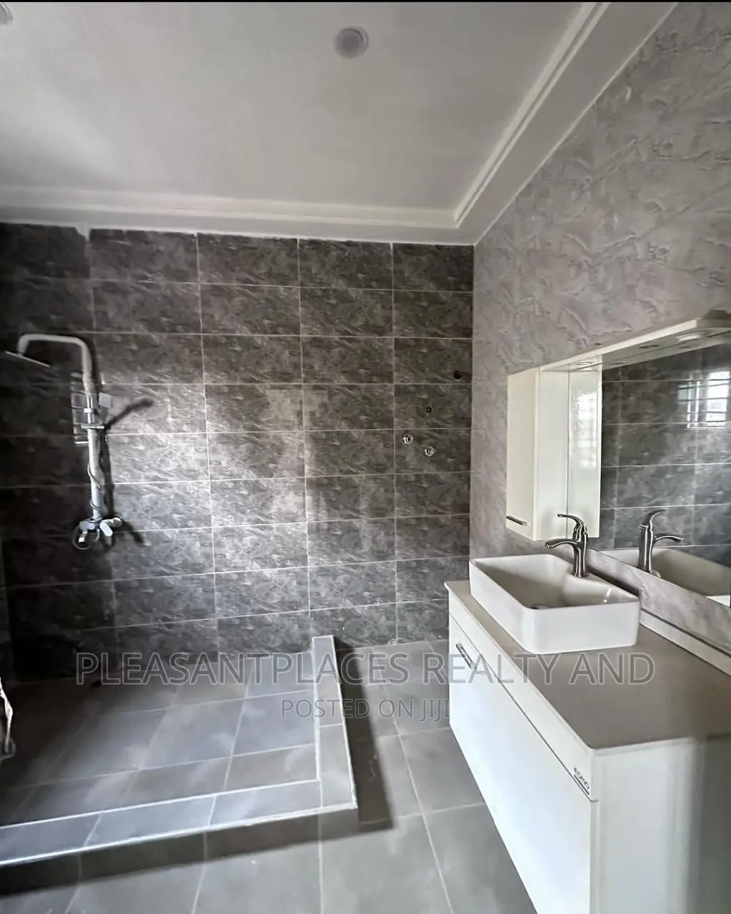 4bdrm Duplex in Pleasantplaces, East Legon for rent