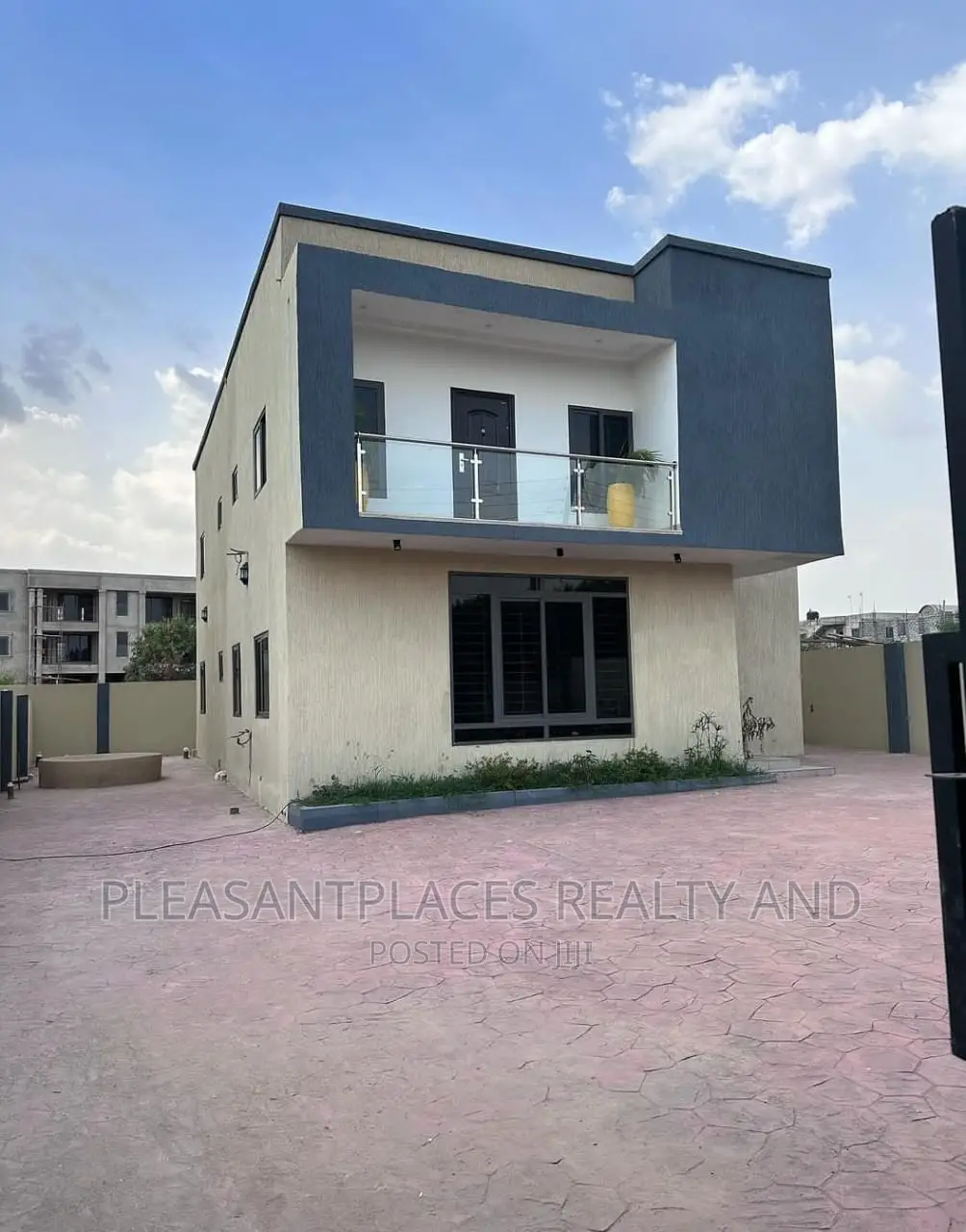 4bdrm Duplex in Pleasantplaces, East Legon for rent