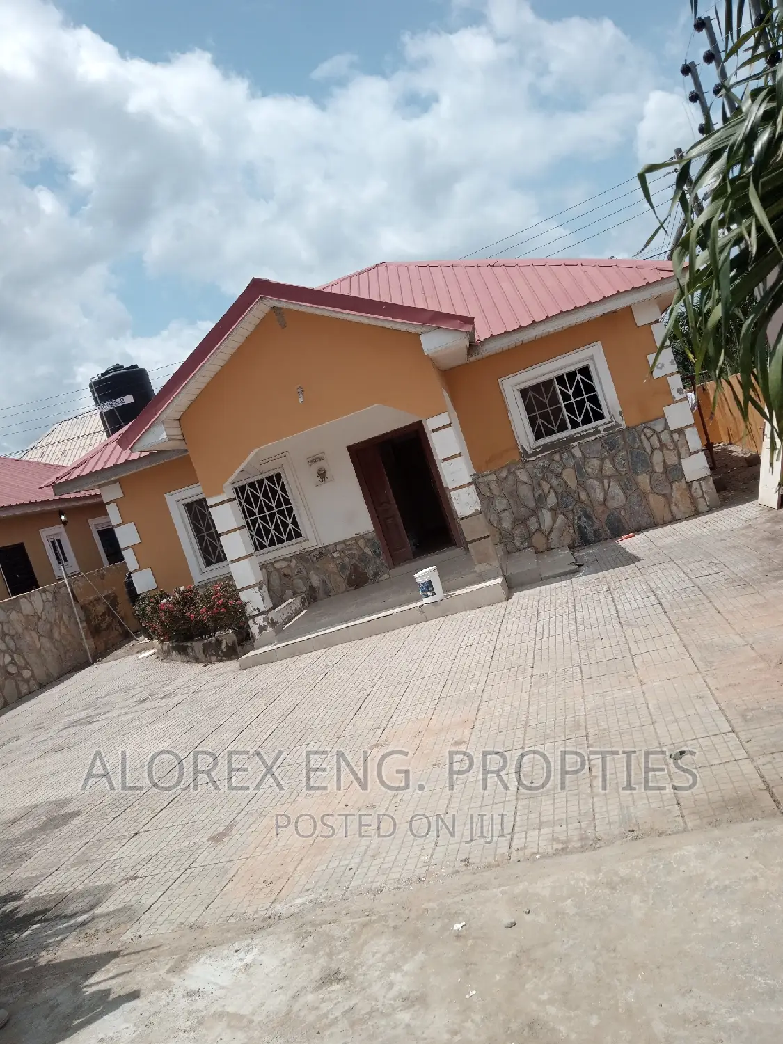3bdrm House in Self Compound, Oyarifa for rent