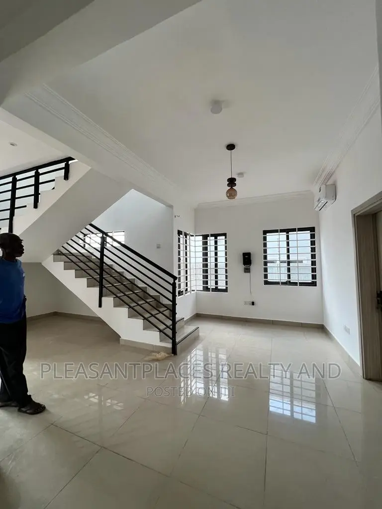 4bdrm Duplex in Pleasantplaces, East Legon for rent