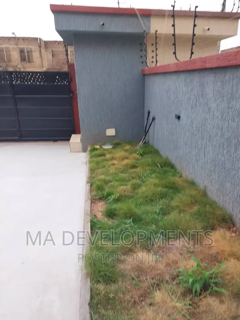 4bdrm Duplex in M.A Developments, West Legon for sale
