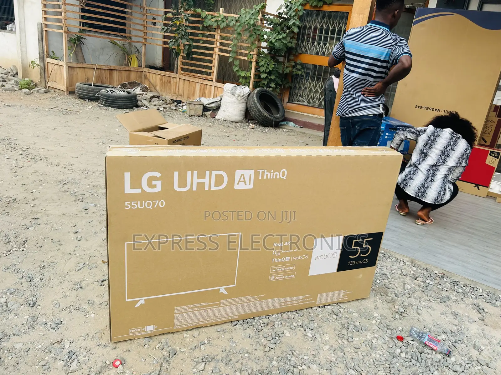 Extremely Slim UHD Smart Glossy Screen Tv 55”UR800