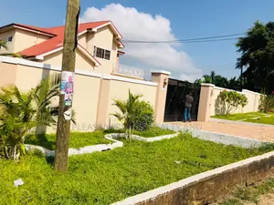 5bdrm Duplex in Pleasantplaces, Ashomang Estate for rent