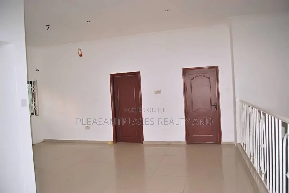 5bdrm Duplex in Pleasantplaces, Ofankor for rent