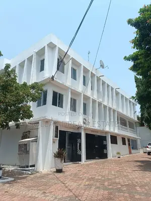 18bdrm House in Kwashieman for sale