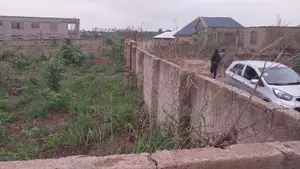 Kona Mamponten Road Walled Land