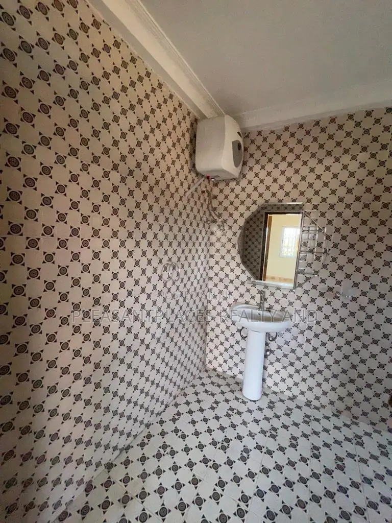 3bdrm Apartment in Pleasantplaces, East Legon for rent