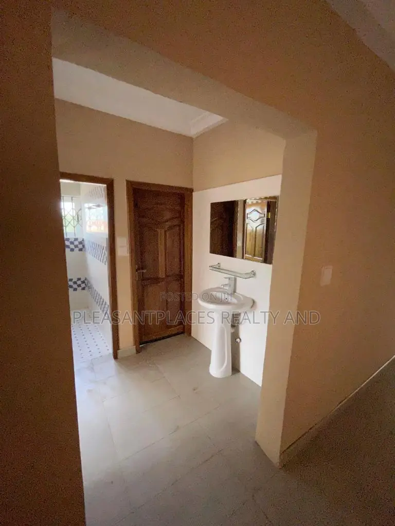 3bdrm Apartment in Pleasantplaces, East Legon for rent
