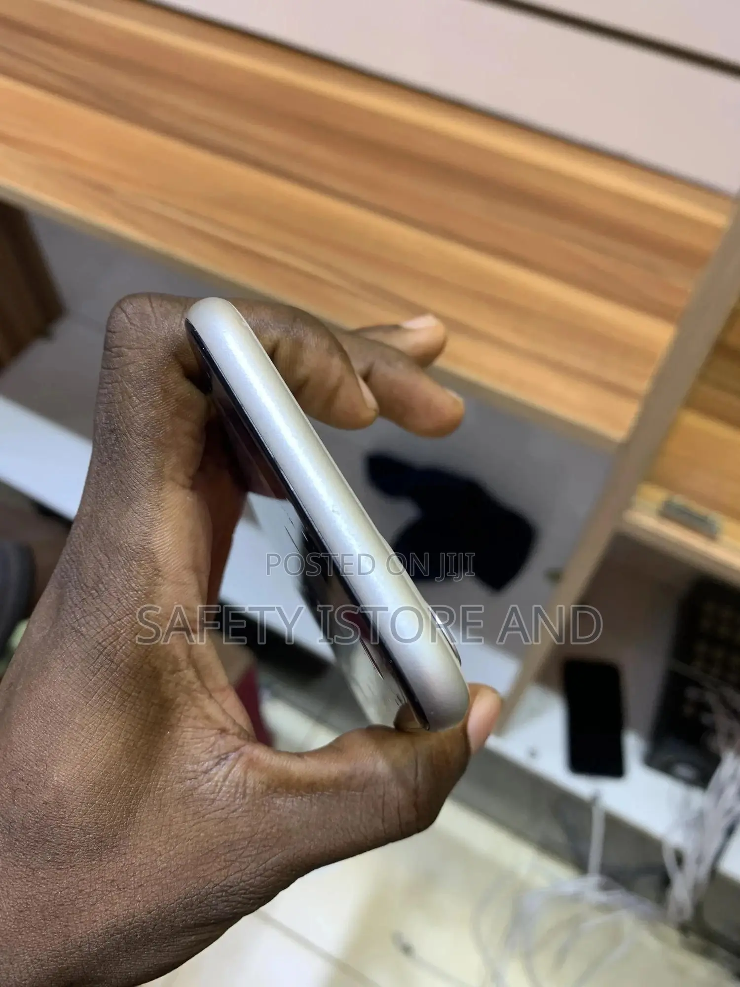 New Apple iPhone 11 64 GB White
