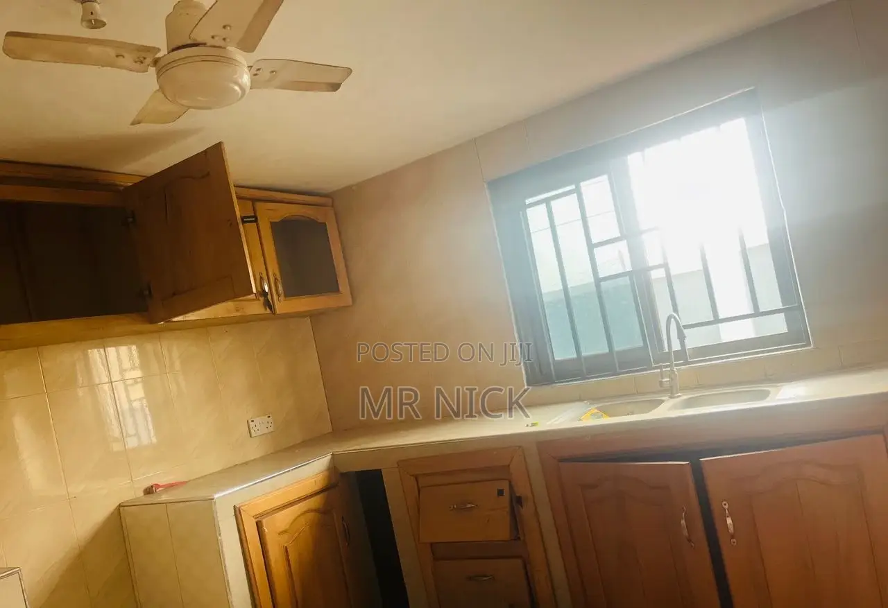 18bdrm House in Kumasi Metropolitan for sale