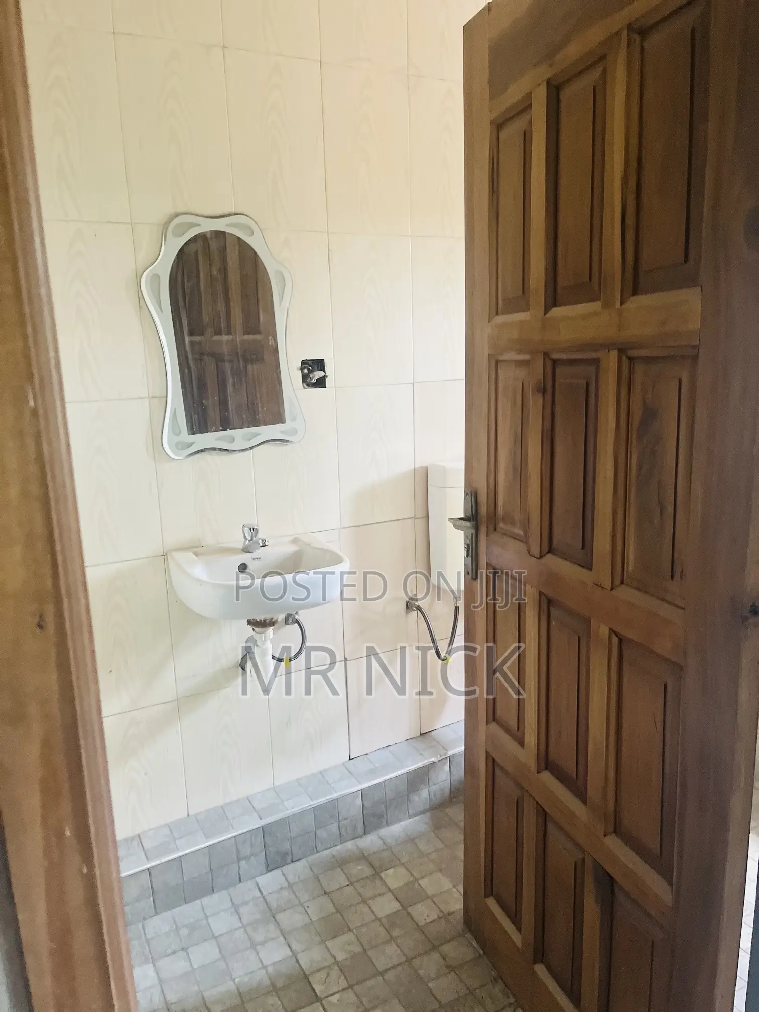18bdrm House in Kumasi Metropolitan for sale