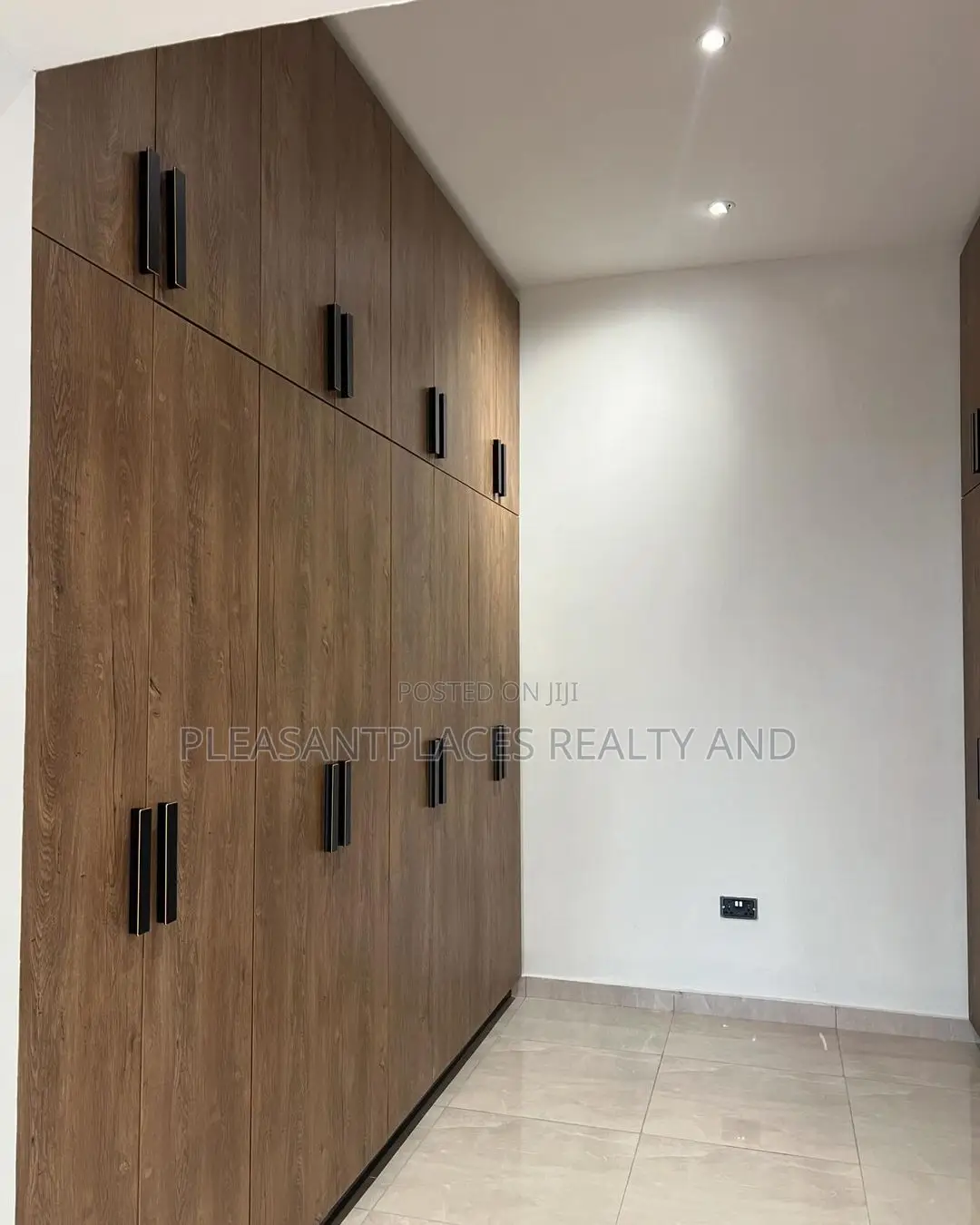 4bdrm Duplex in Pleasantplaces, Lake Side Estate for sale