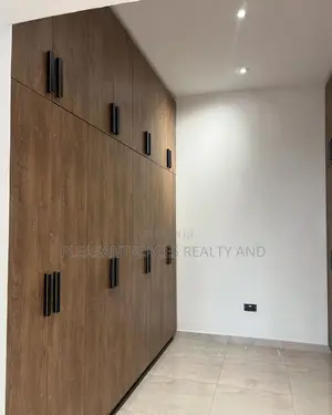 4bdrm Duplex in Pleasantplaces, Lake Side Estate for sale